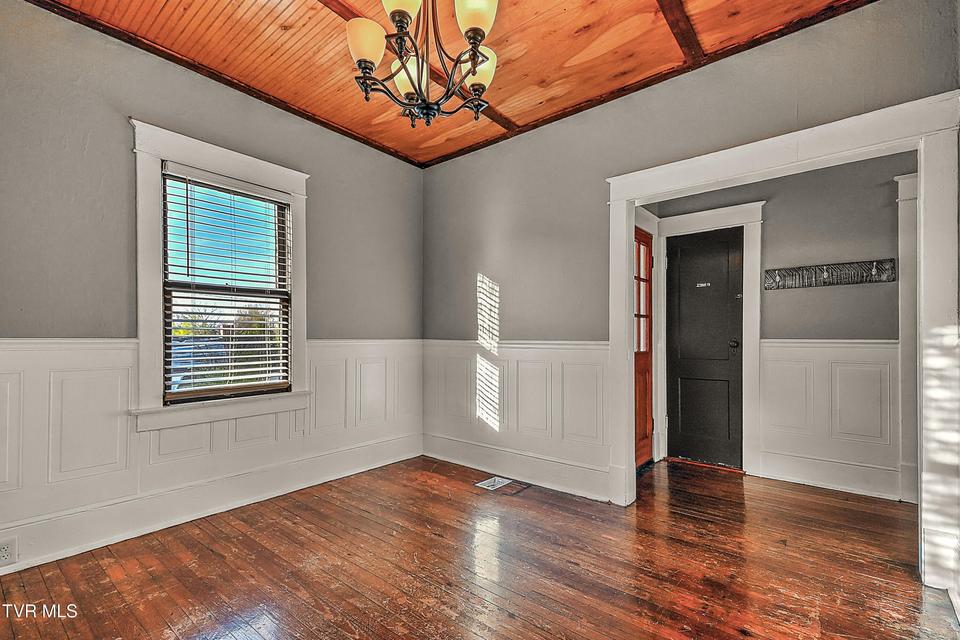 Photo #9: 1021 Lawrence Avenue