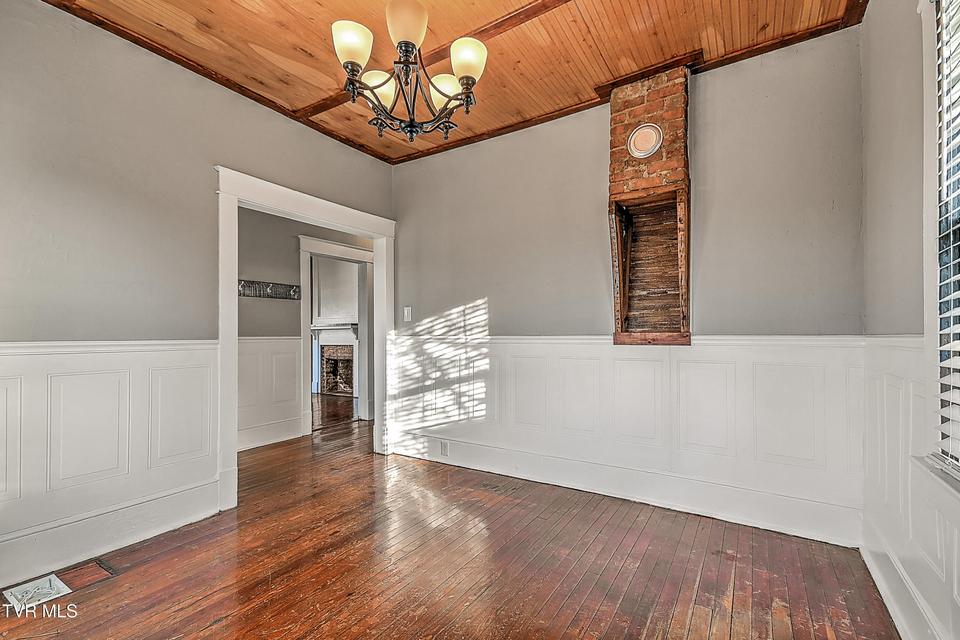 Photo #10: 1021 Lawrence Avenue