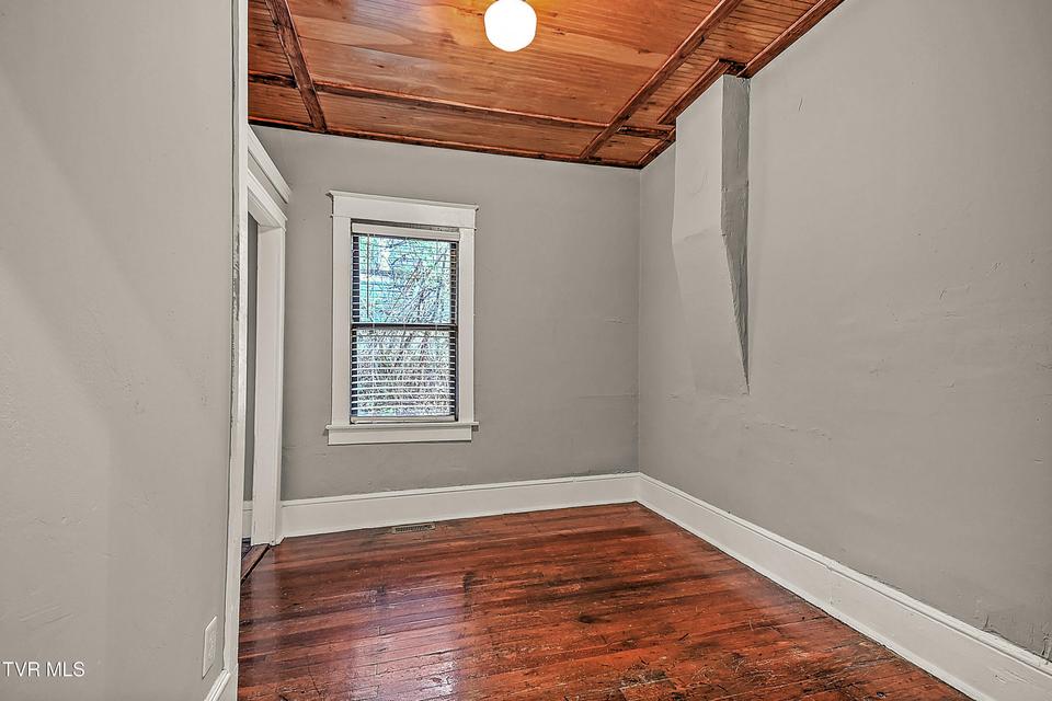 Photo #11: 1021 Lawrence Avenue