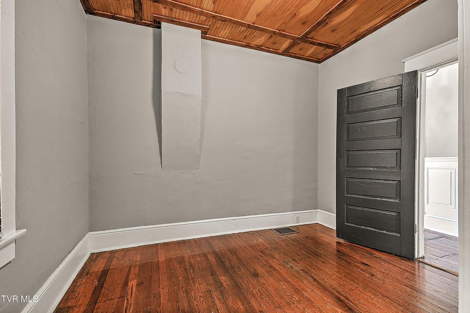 Photo #13: 1021 Lawrence Avenue