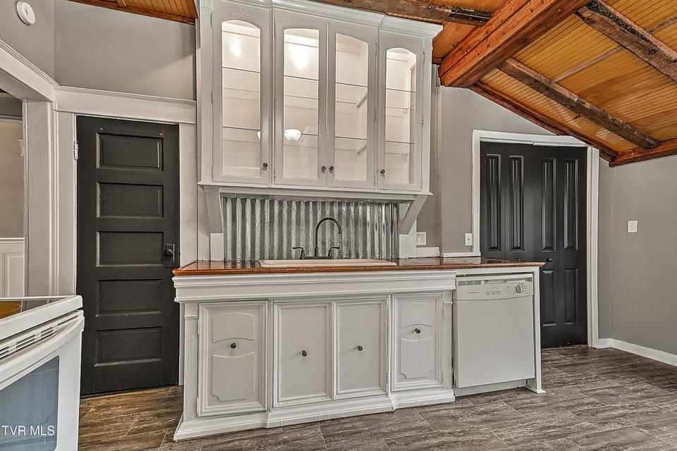 Photo #15: 1021 Lawrence Avenue