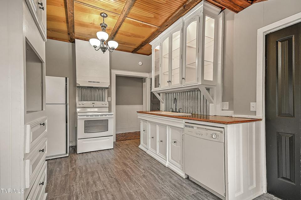 Photo #16: 1021 Lawrence Avenue