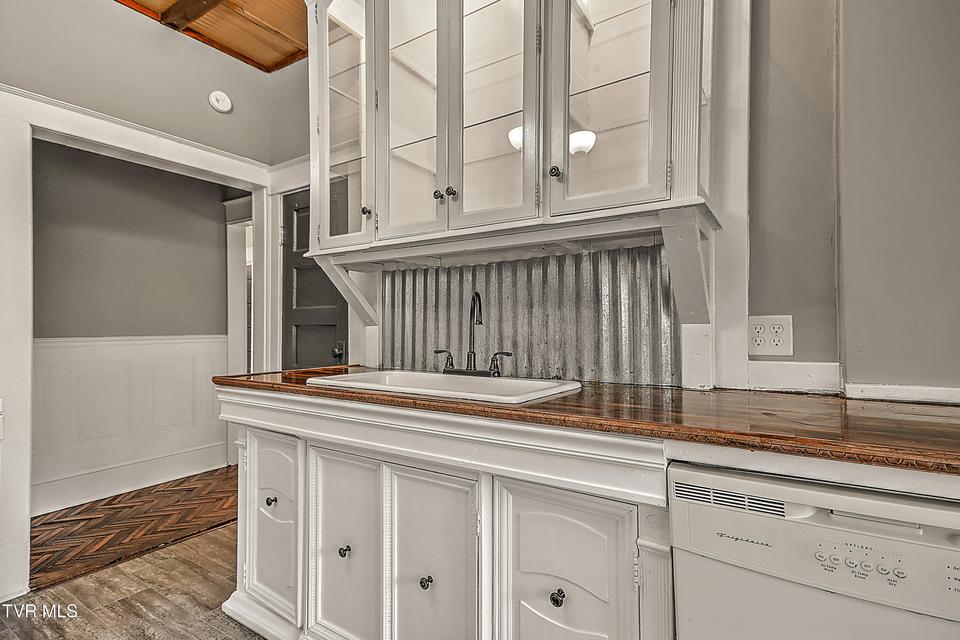 Photo #17: 1021 Lawrence Avenue