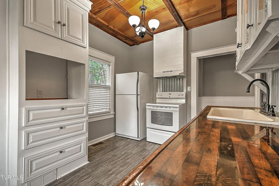 Photo #18: 1021 Lawrence Avenue