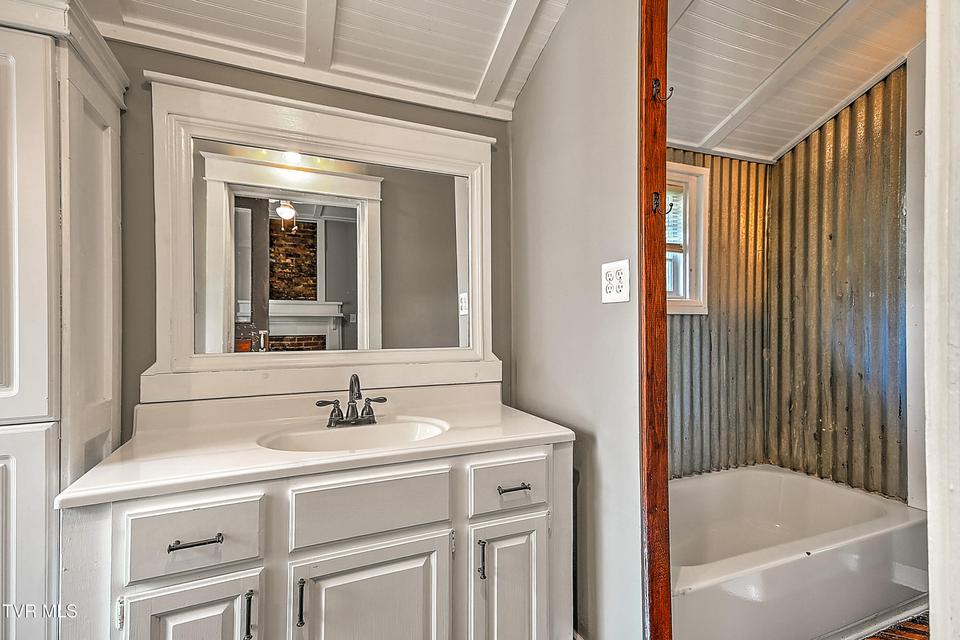 Photo #26: 1021 Lawrence Avenue