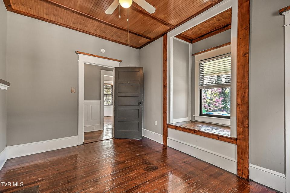 Photo #30: 1021 Lawrence Avenue