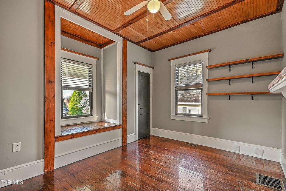 Photo #31: 1021 Lawrence Avenue