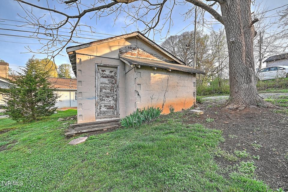 Photo #32: 1021 Lawrence Avenue