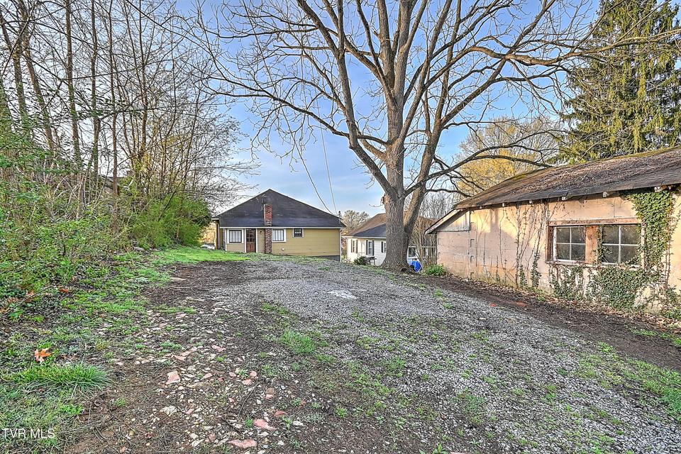 Photo #33: 1021 Lawrence Avenue