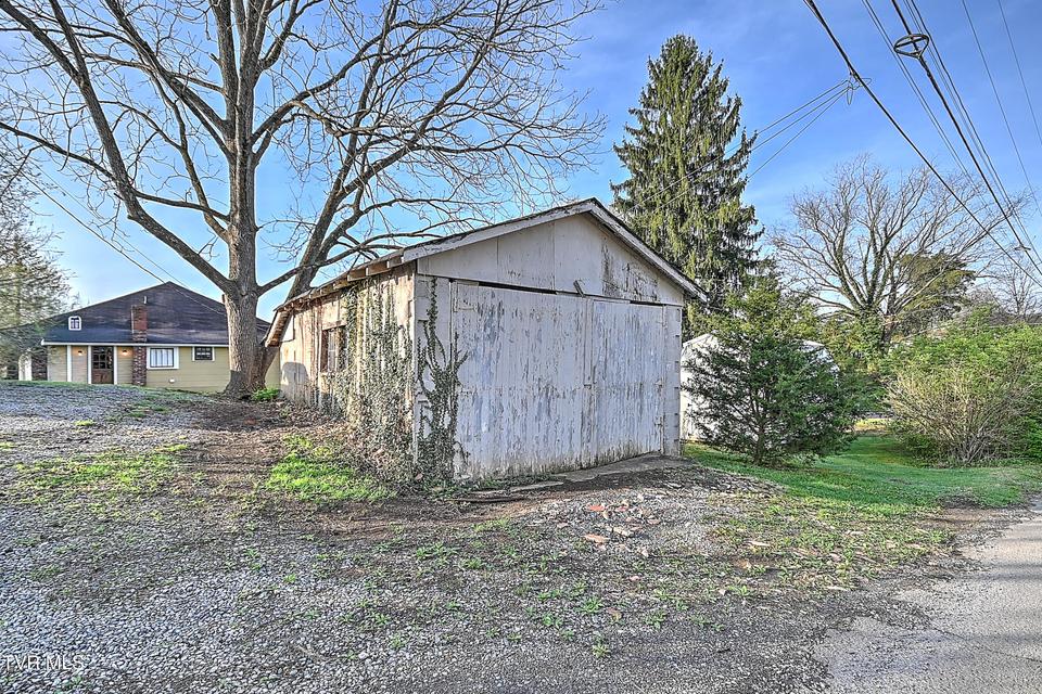 Photo #34: 1021 Lawrence Avenue