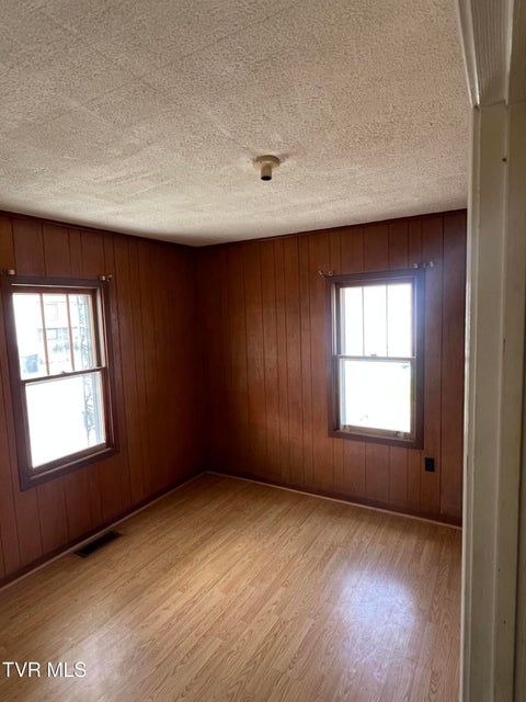 Photo #17: 907 Riverside Avenue