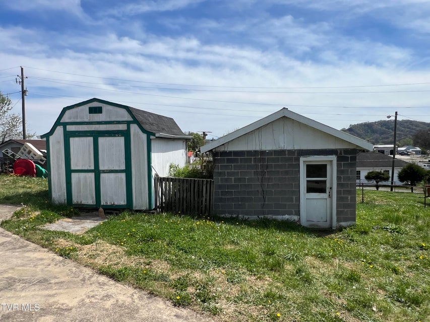 Photo #8: 907 Riverside Avenue