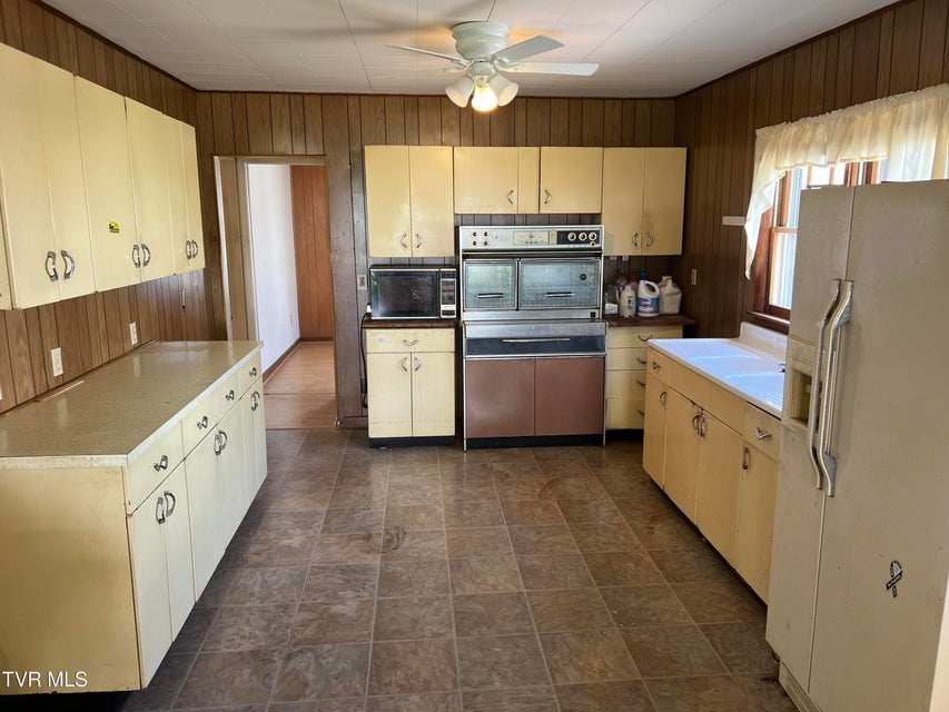 Photo #9: 907 Riverside Avenue