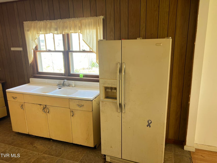 Photo #10: 907 Riverside Avenue