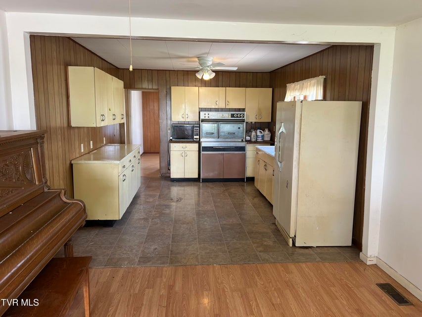 Photo #11: 907 Riverside Avenue