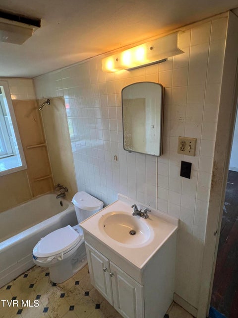 Photo #16: 907 Riverside Avenue