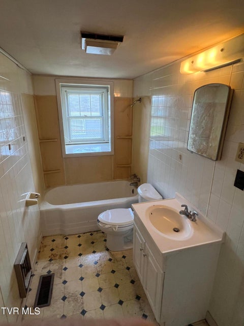 Photo #15: 907 Riverside Avenue