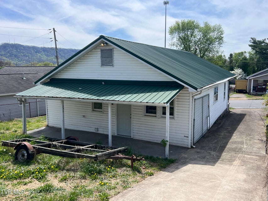 Photo #3: 907 Riverside Avenue