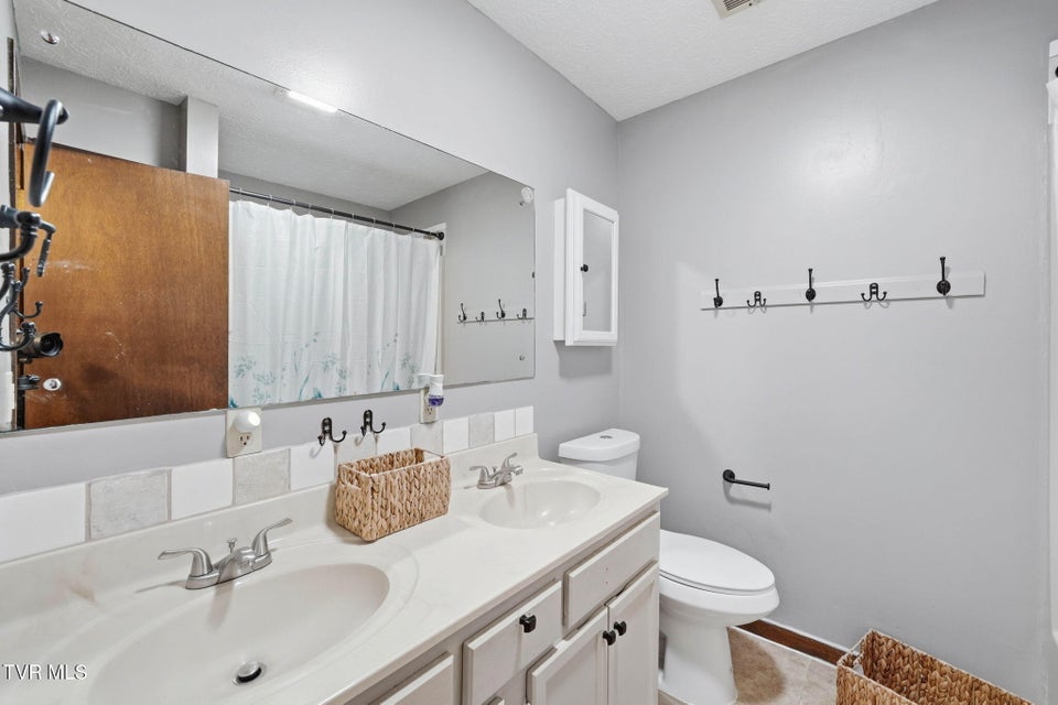 Photo #34: 149 Fern Street