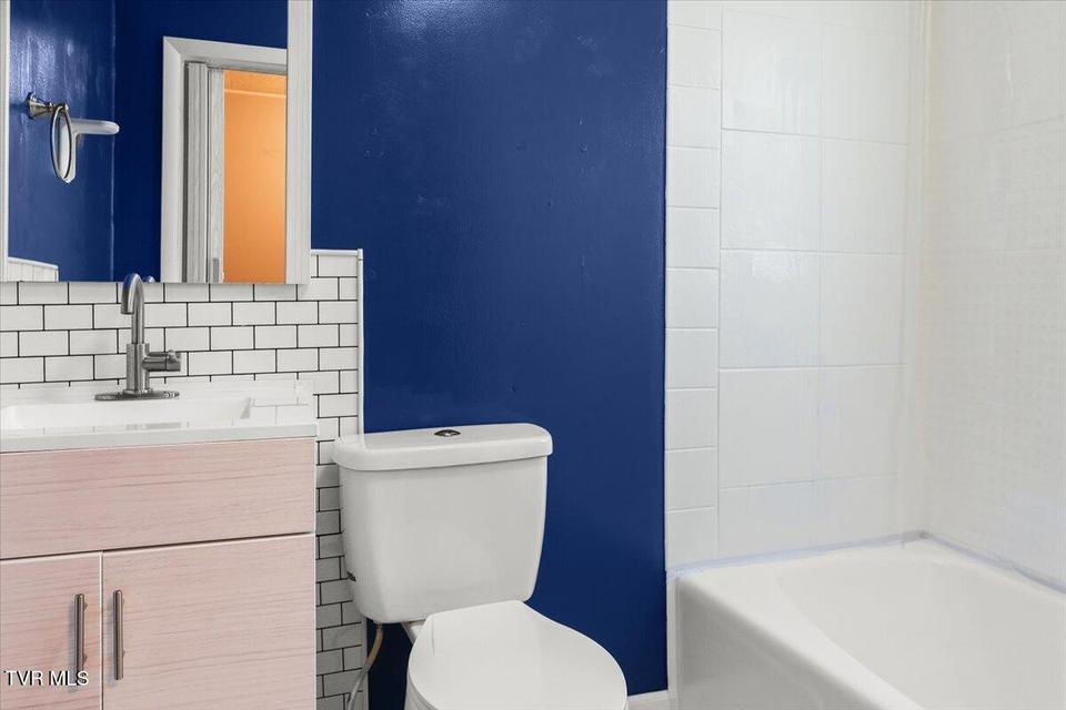 Photo #12: 306 Arbutus Avenue