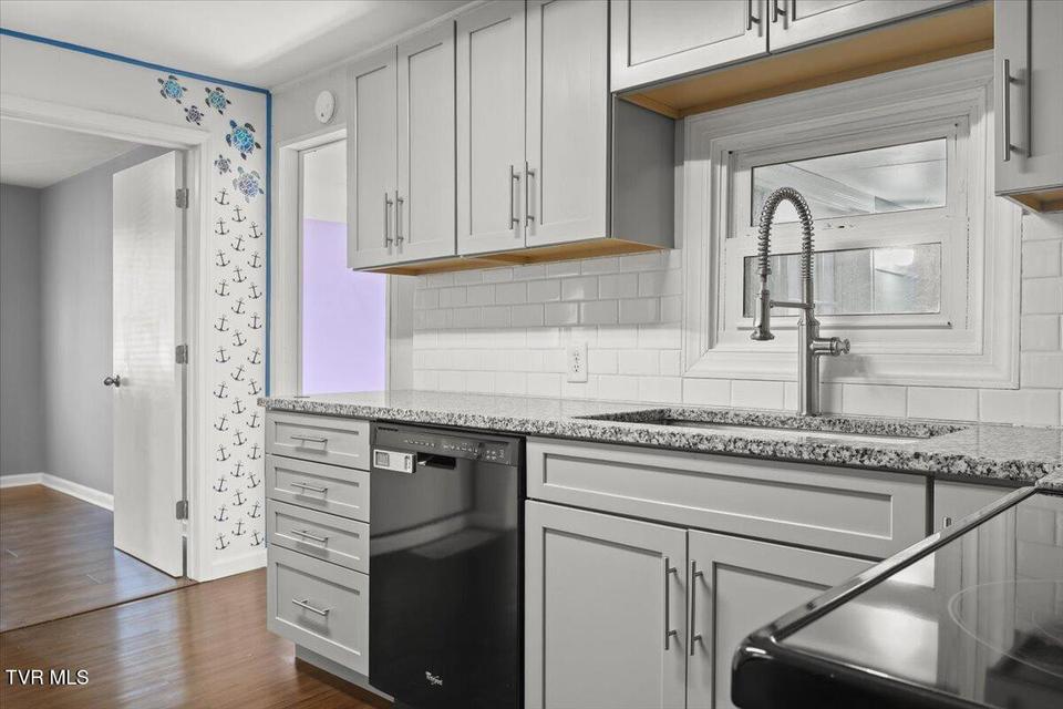 Photo #8: 306 Arbutus Avenue