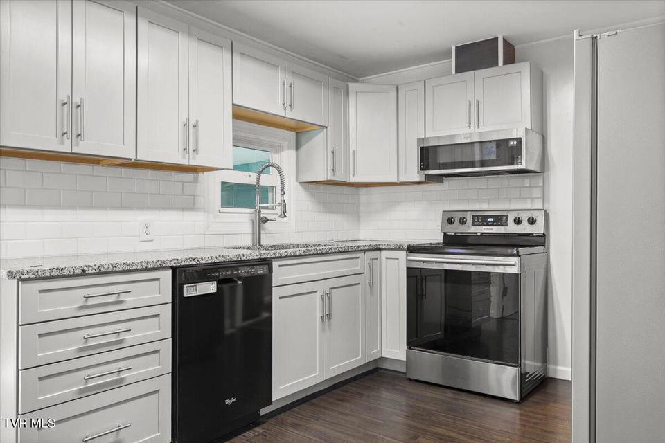 Photo #6: 306 Arbutus Avenue