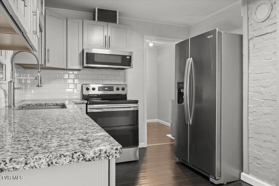 Photo #7: 306 Arbutus Avenue