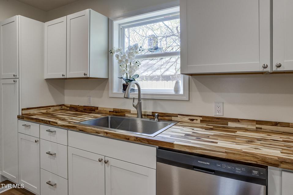 Photo #26: 511 Coffee Street