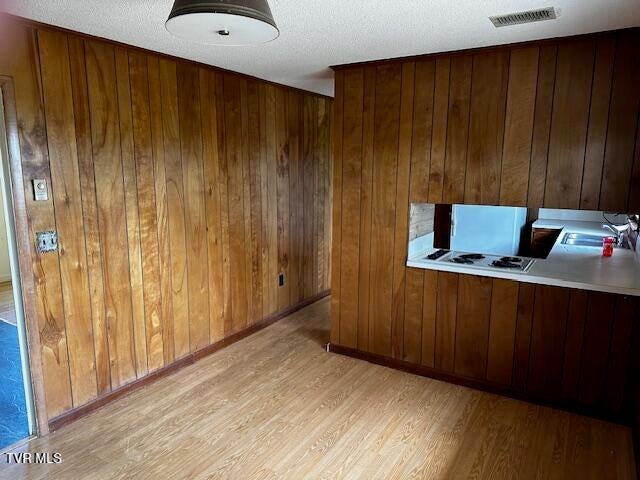 Photo #9: 1933 Noble Street