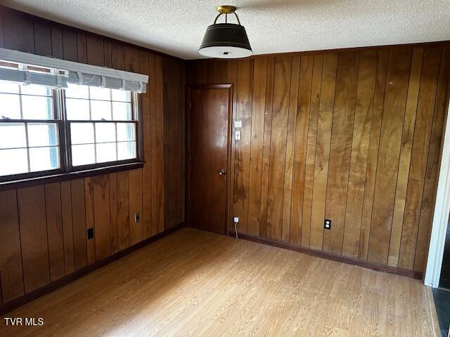 Photo #10: 1933 Noble Street