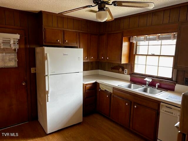 Photo #11: 1933 Noble Street