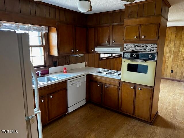 Photo #12: 1933 Noble Street