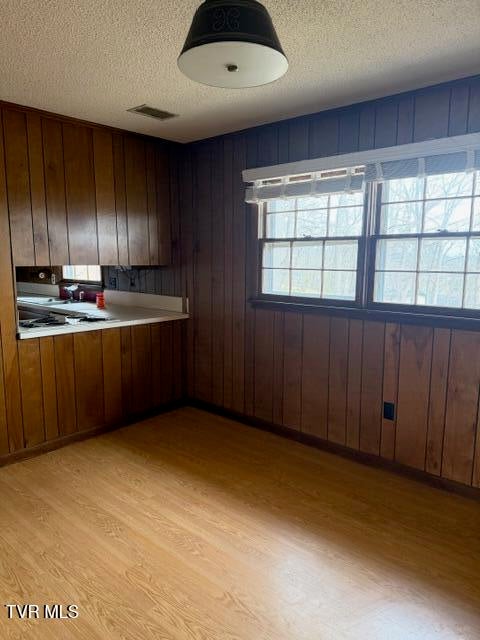 Photo #14: 1933 Noble Street