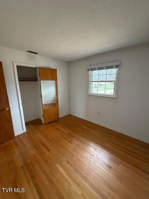 Photo #23: 1933 Noble Street