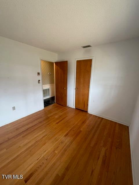 Photo #24: 1933 Noble Street