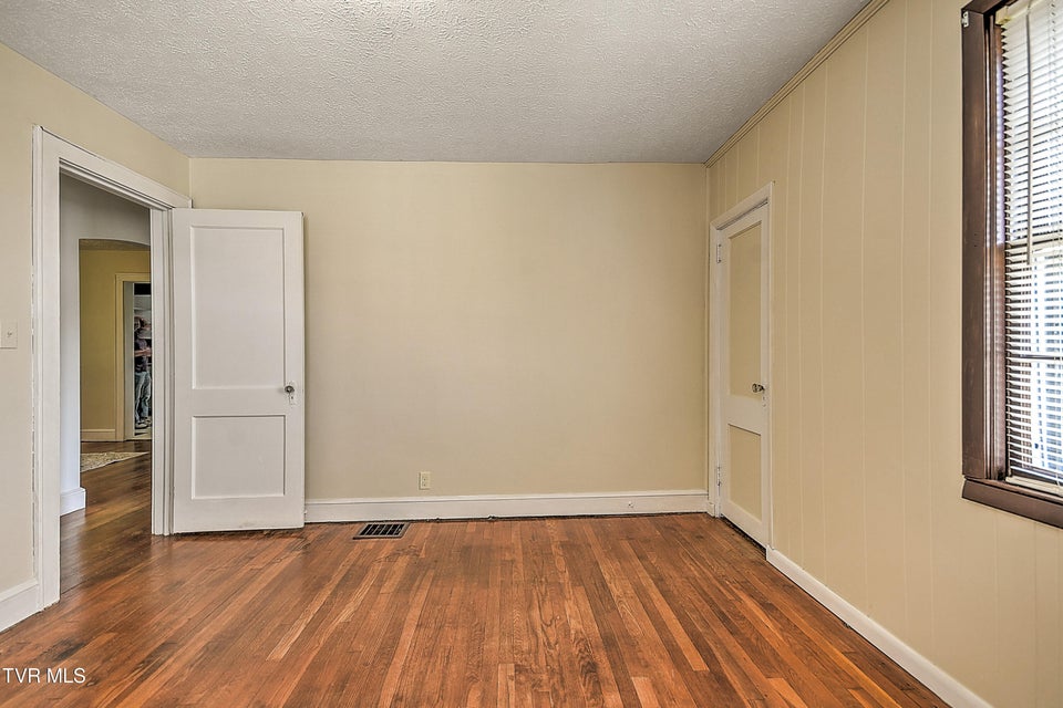 Photo #10: 205 Mullins Street