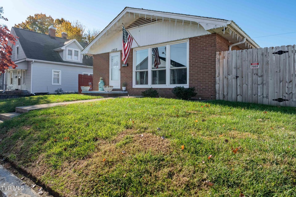 Photo #31: 1233 Pine Street