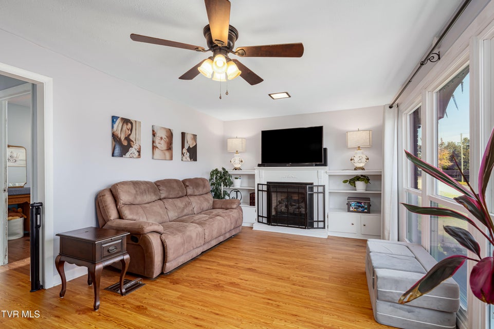 Photo #6: 1233 Pine Street