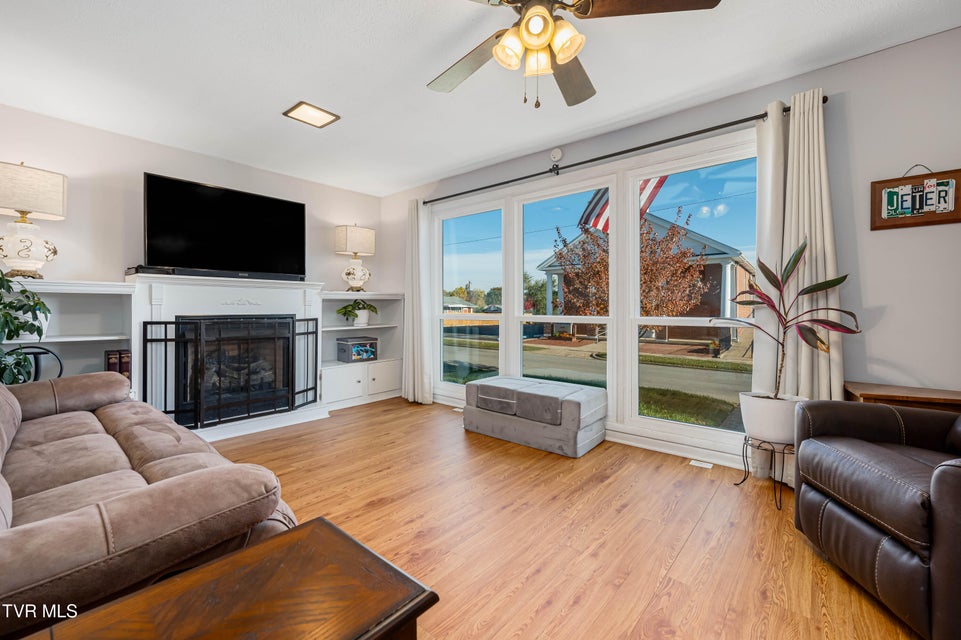 Photo #4: 1233 Pine Street