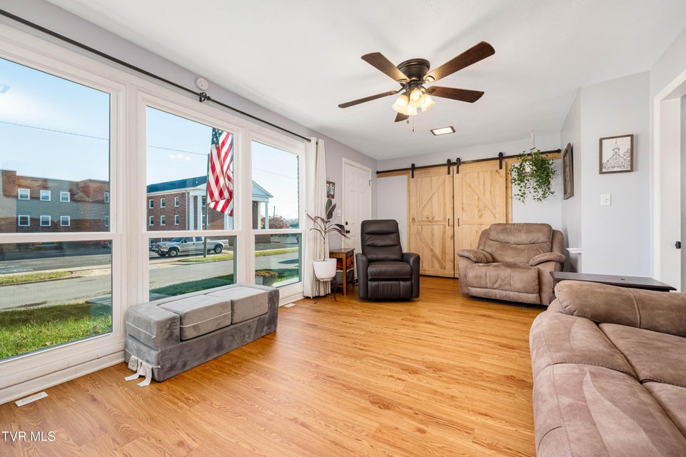 Photo #7: 1233 Pine Street