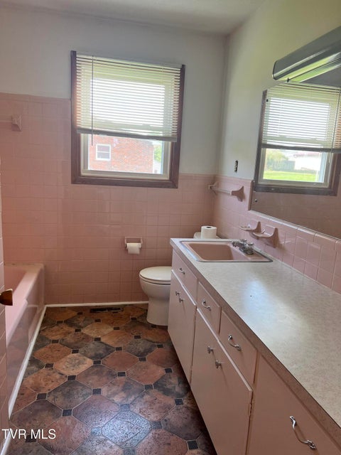 Photo #5: 936 Delrose Drive