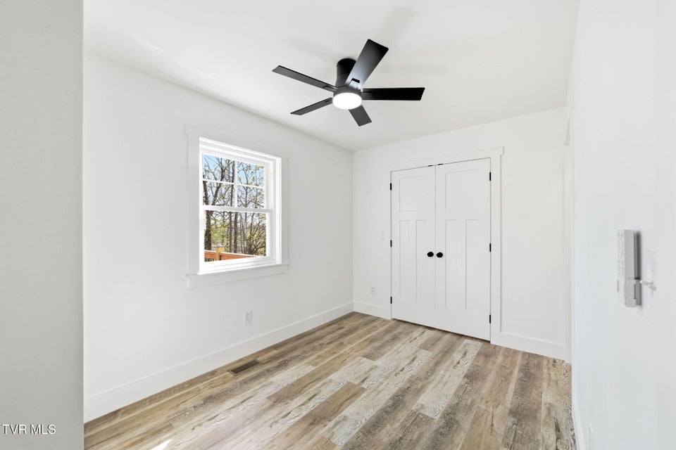 Photo #18: 124 Hidden Valley Road