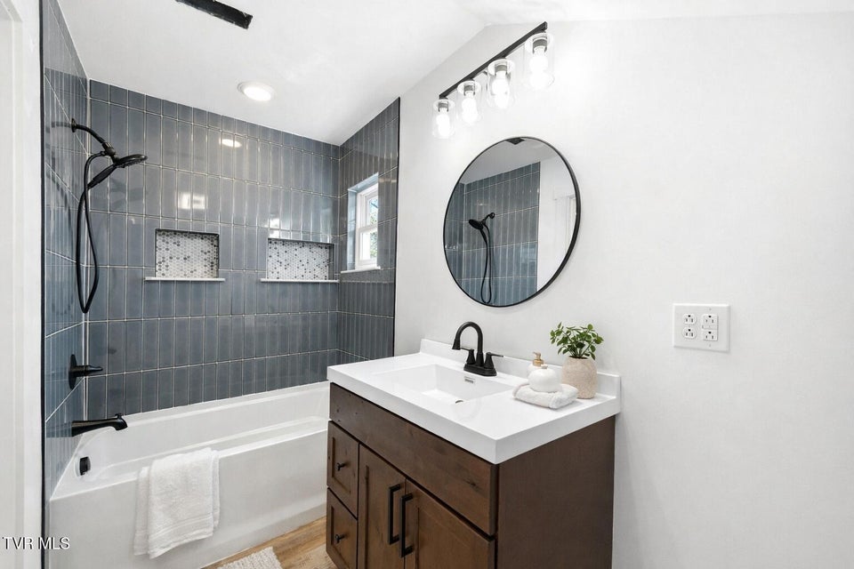 Photo #26: 124 Hidden Valley Road