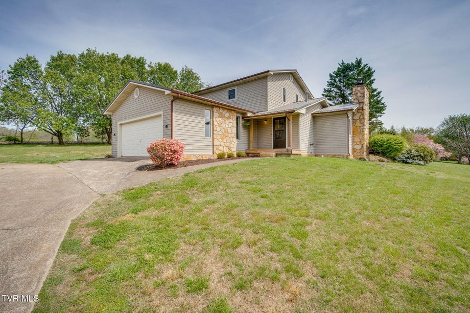 Photo #2: 231 Rivergate Manor