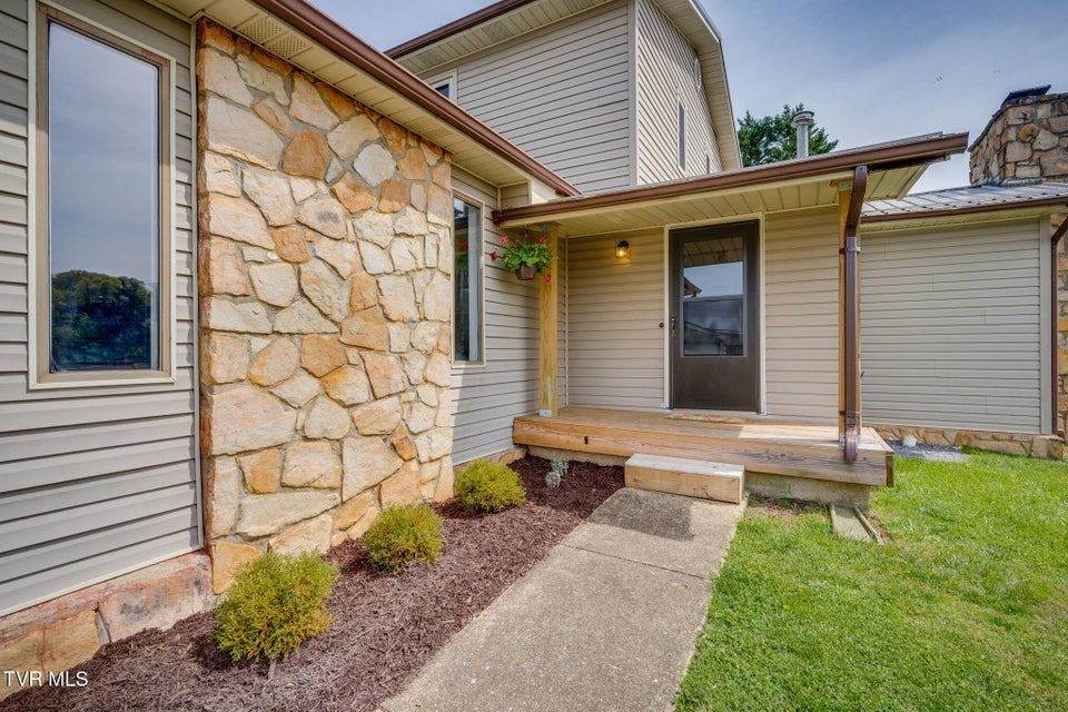 Photo #3: 231 Rivergate Manor