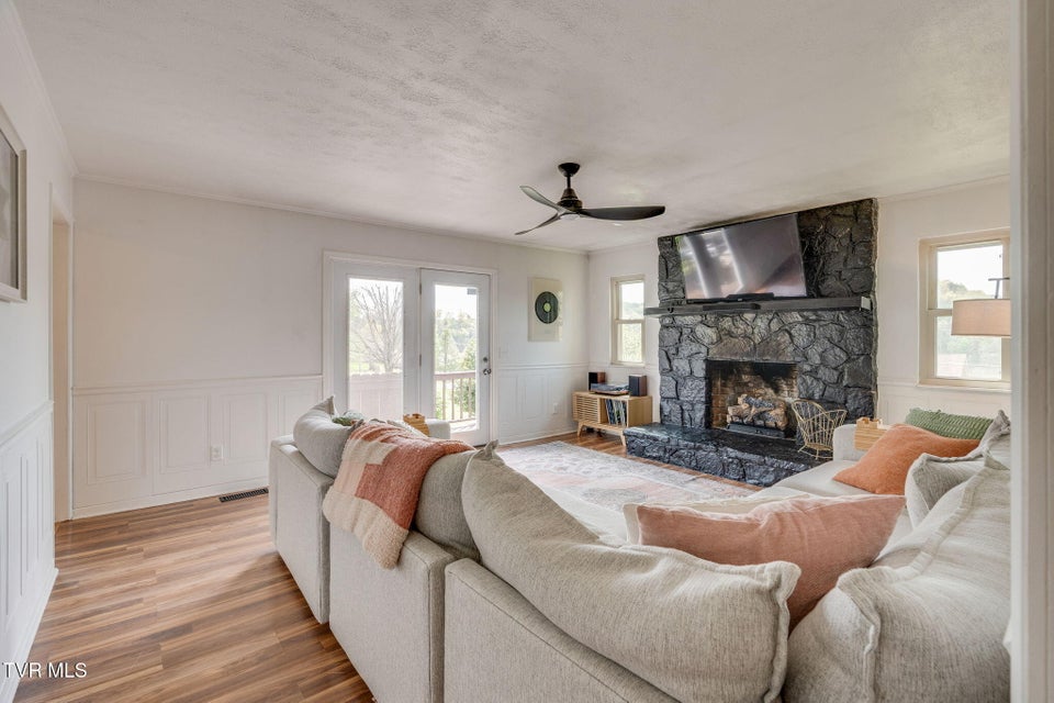 Photo #5: 231 Rivergate Manor