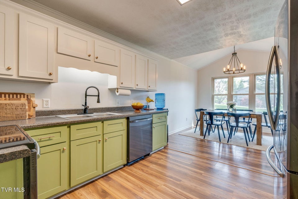 Photo #8: 231 Rivergate Manor