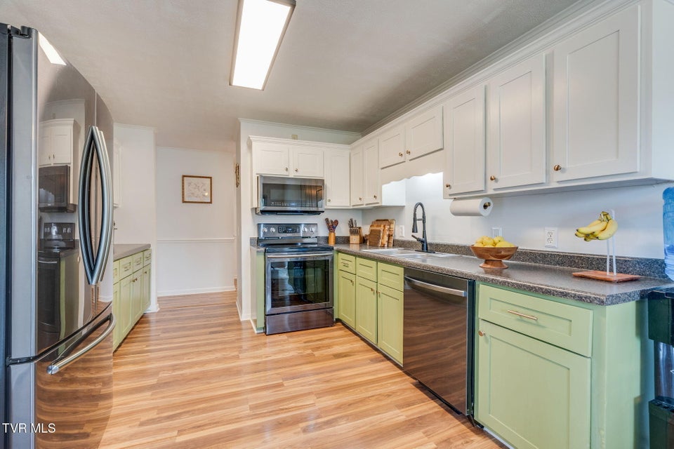 Photo #9: 231 Rivergate Manor