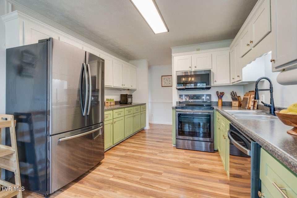 Photo #10: 231 Rivergate Manor