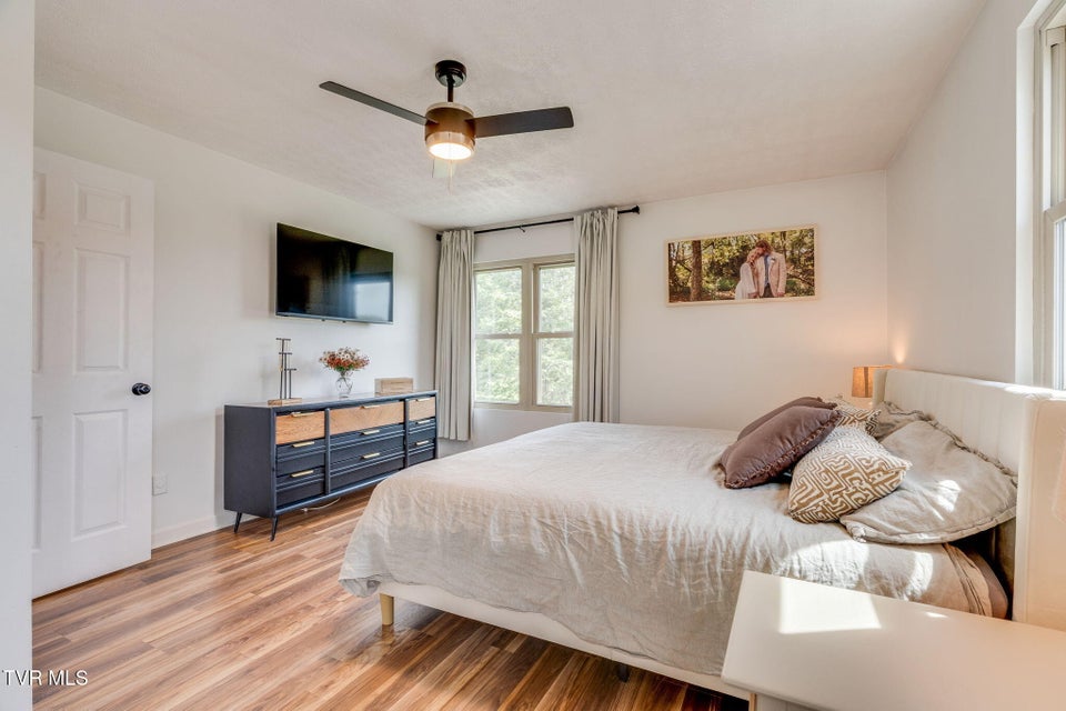 Photo #17: 231 Rivergate Manor